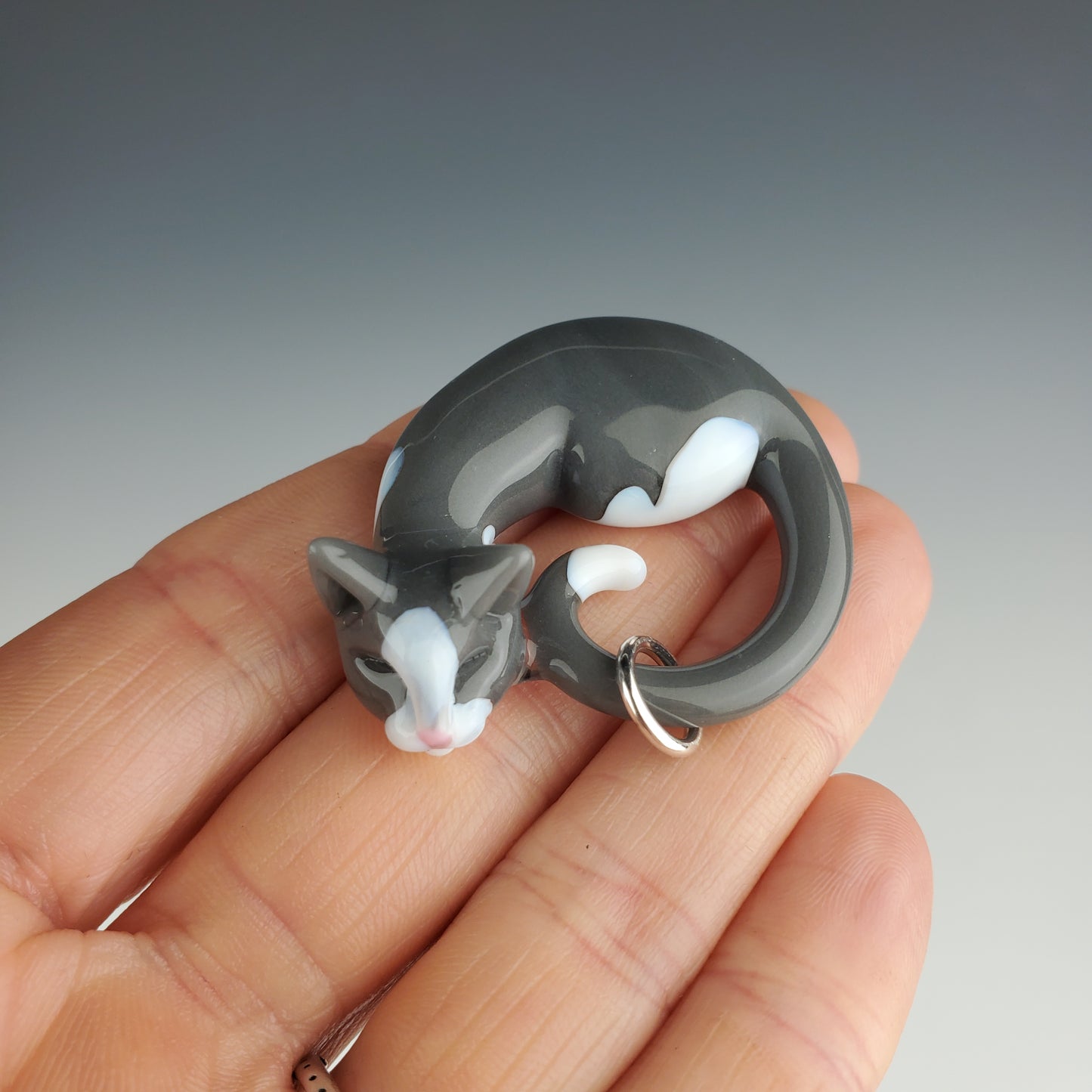 Gray & White: large